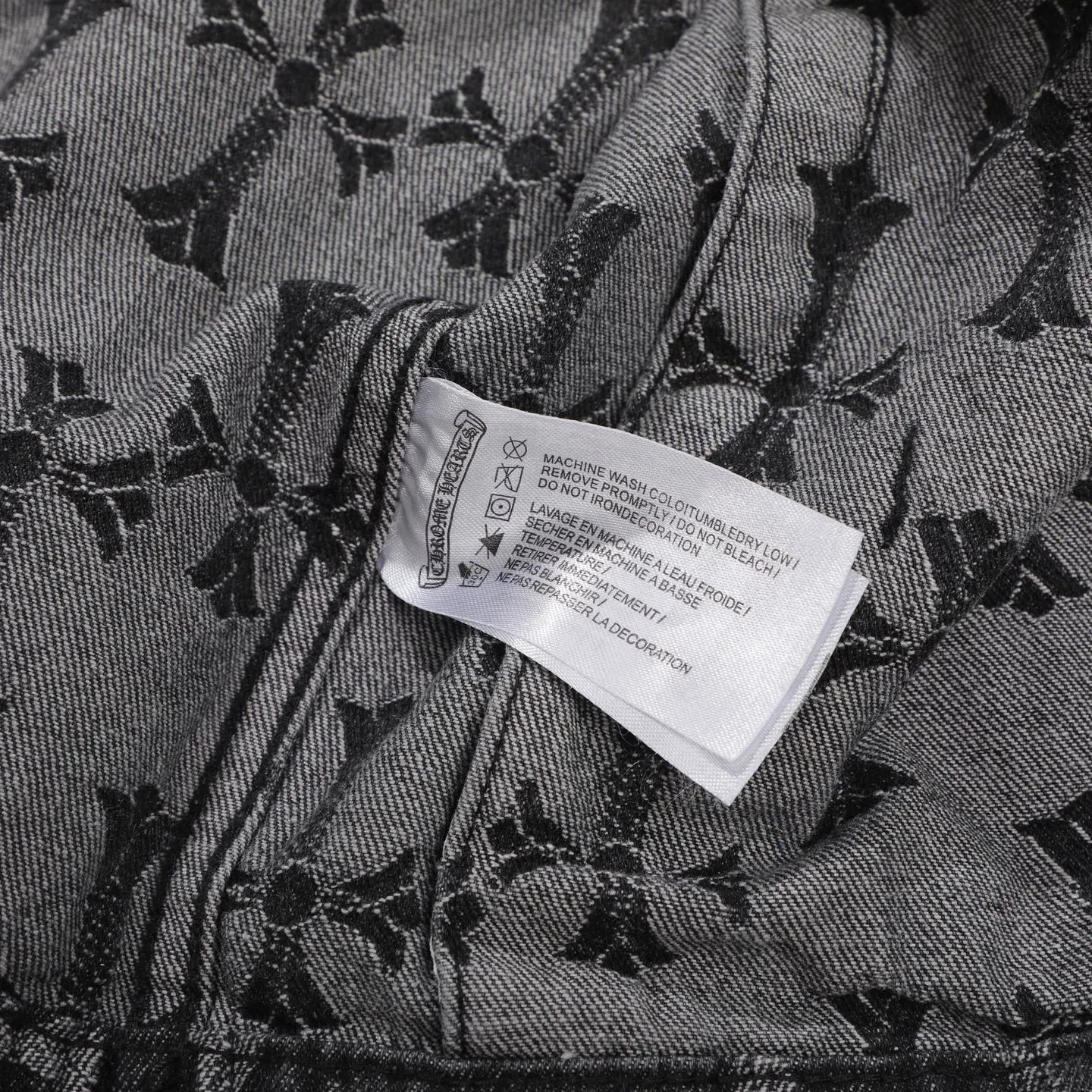 P260 [Black] Chrome Hearts double-sided heavy denim jacket with LOGO jacquard and dark flowers printed all over. The same style as the Internet celebrity star. The cross-printed denim jacket has a unique cross design element and all-over printing, which is full of design. It is made of 100% denim cotton fabric with heavy coarse yarn count, which ensures a stiff and tough silhouette while being soft, comfortable and breathable. The lapel is designed with silver buttons and is full of texture. The classic white cross logo is all over the dress, making it a perfect versatile style for spring and summer! Customized jacquard fabric, you can wear it in various styles. This gender-neutral shirt is a must-have for nightclubs. It can be worn as a jacket for both men and women. It can be easily worn by both men and women! The original loose version is made of high-quality pure cotton fabrics. The fabric pattern is high-definition and delicate without burrs. It is comfortable and breathable to wear. All the buttons are molded and customized. It is casual and fashionable and can be matched with any bottoms. It can be windproof and sunproof in spring and summer. It can be worn outside in autumn and winter! Easily concave shape makes you look slimmer and taller, perfect for both men and women! Style number: Color: Black Size: S M L XL
